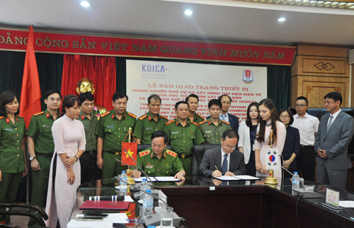 Đại diện Lãnh đạo Học viện CSND và đại diện KOICA ký Biên bản bàn giao thiết bị của Dự án